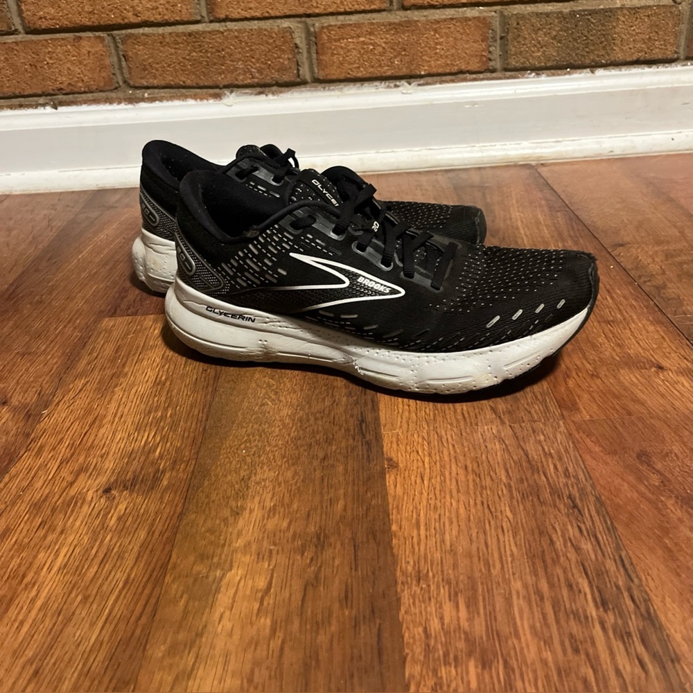 Women’s black and white Brooks glycerin size 10